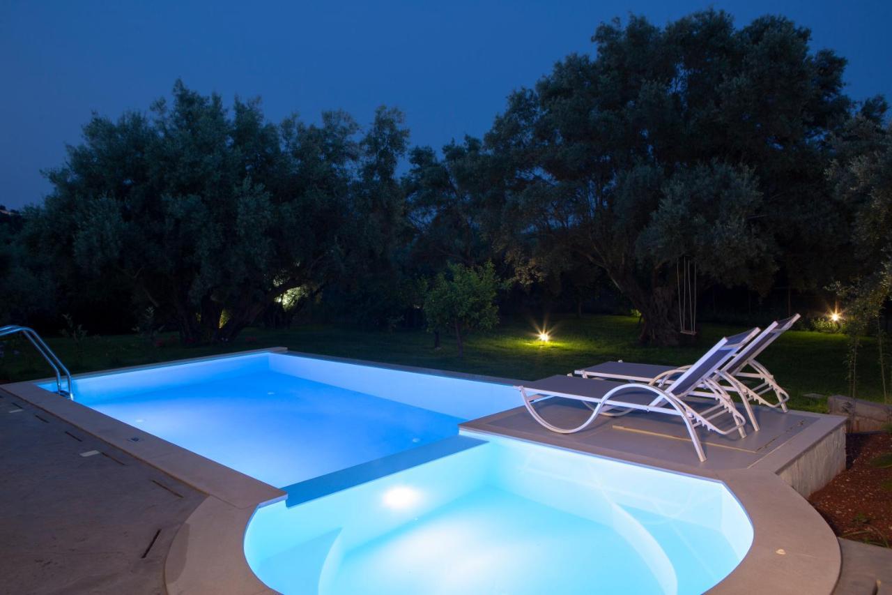 Averto Villas With Private Pool Нидри Экстерьер фото